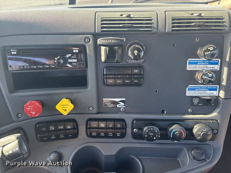 image for item DT2769 2019 Freightliner Cascadia semi truck