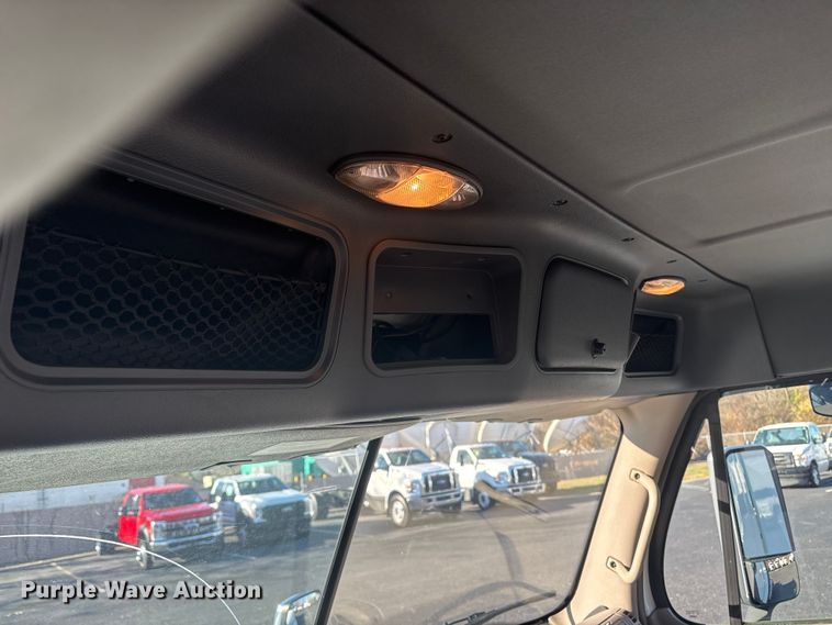 image for item DT2769 2019 Freightliner Cascadia semi truck