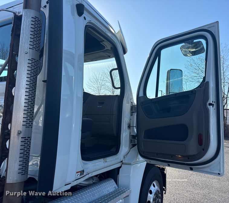 image for item DT2769 2019 Freightliner Cascadia semi truck