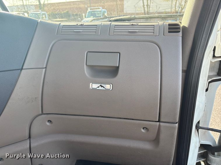 image for item DT2769 2019 Freightliner Cascadia semi truck