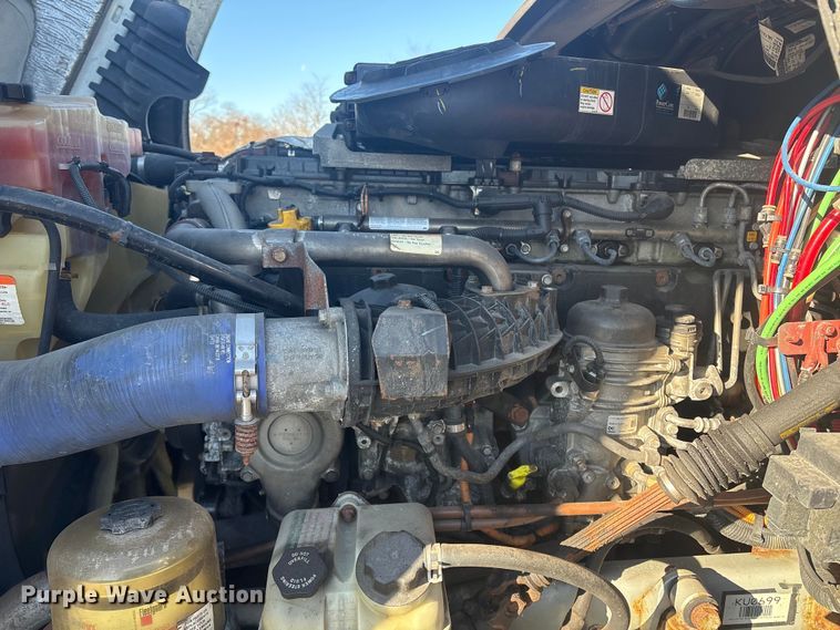 image for item DT2769 2019 Freightliner Cascadia semi truck