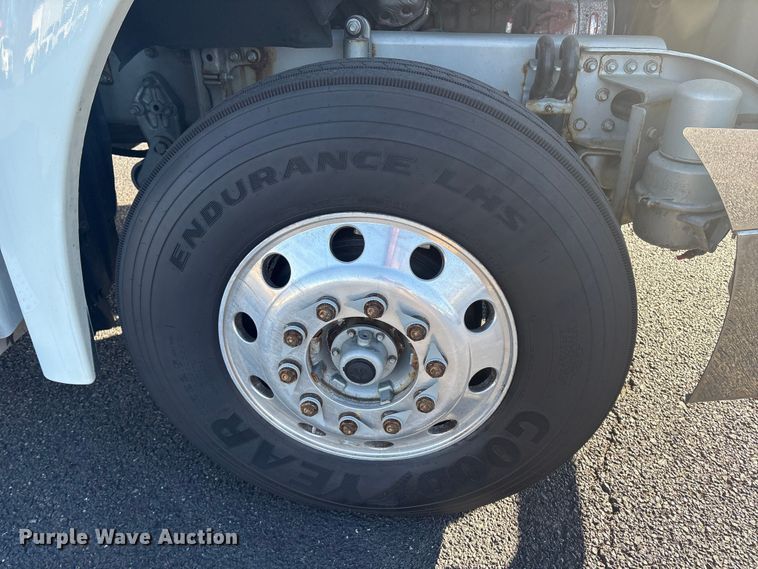 image for item DT2769 2019 Freightliner Cascadia semi truck