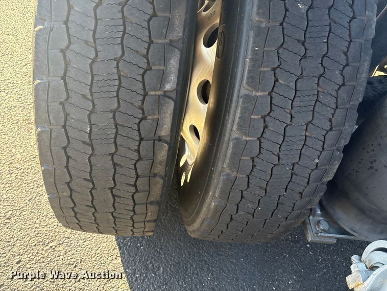 image for item DT2769 2019 Freightliner Cascadia semi truck