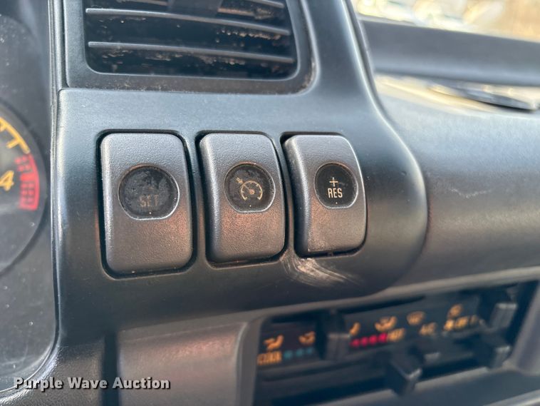 image for item DT2771 2006 Isuzu NQR box truck