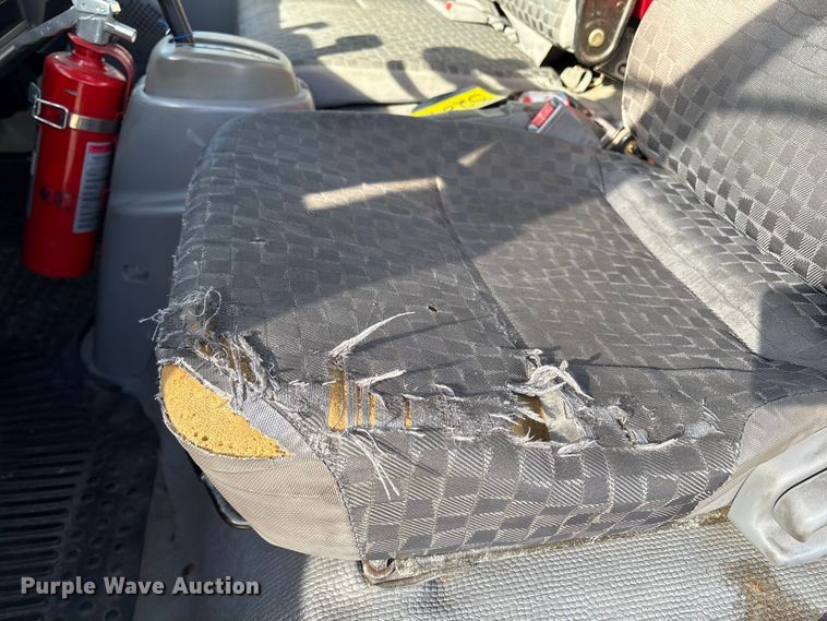 image for item DT2771 2006 Isuzu NQR box truck