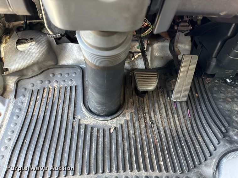 image for item DT2771 2006 Isuzu NQR box truck