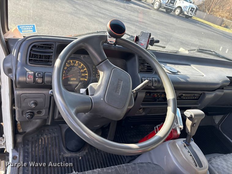 image for item DT2771 2006 Isuzu NQR box truck