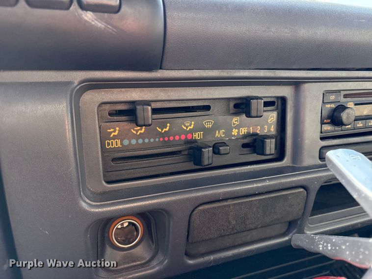 image for item DT2771 2006 Isuzu NQR box truck