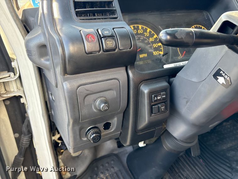 image for item DT2771 2006 Isuzu NQR box truck