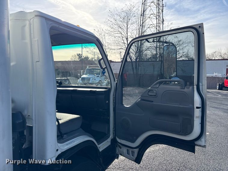 image for item DT2771 2006 Isuzu NQR box truck