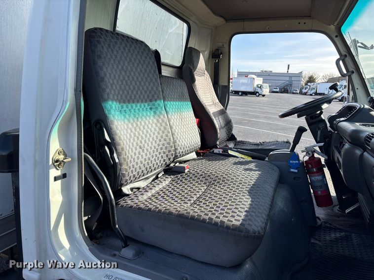 image for item DT2771 2006 Isuzu NQR box truck