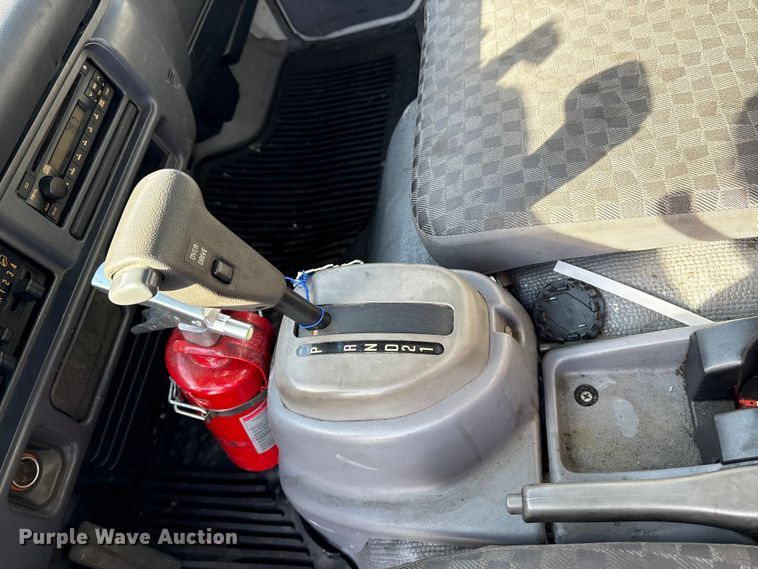 image for item DT2771 2006 Isuzu NQR box truck