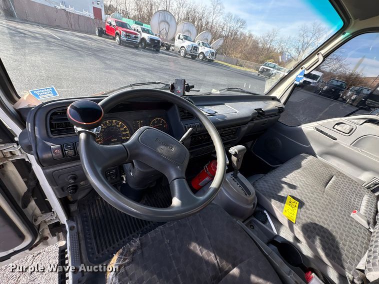 image for item DT2771 2006 Isuzu NQR box truck