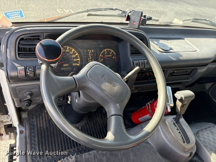 image for item DT2771 2006 Isuzu NQR box truck