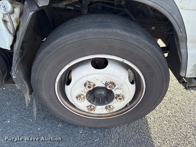 image for item DT2771 2006 Isuzu NQR box truck