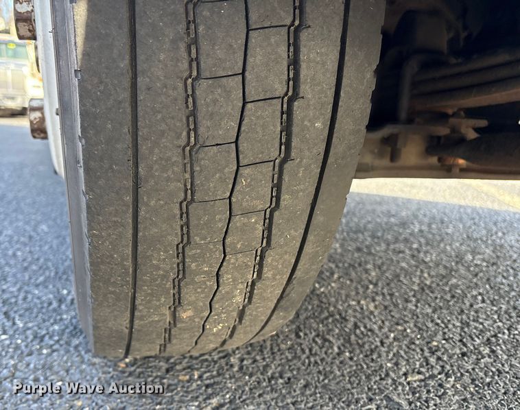 image for item DT2771 2006 Isuzu NQR box truck