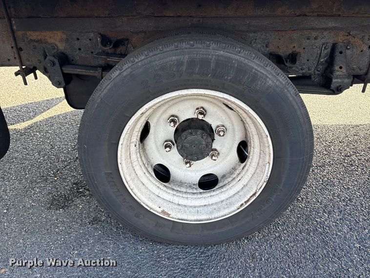 image for item DT2771 2006 Isuzu NQR box truck