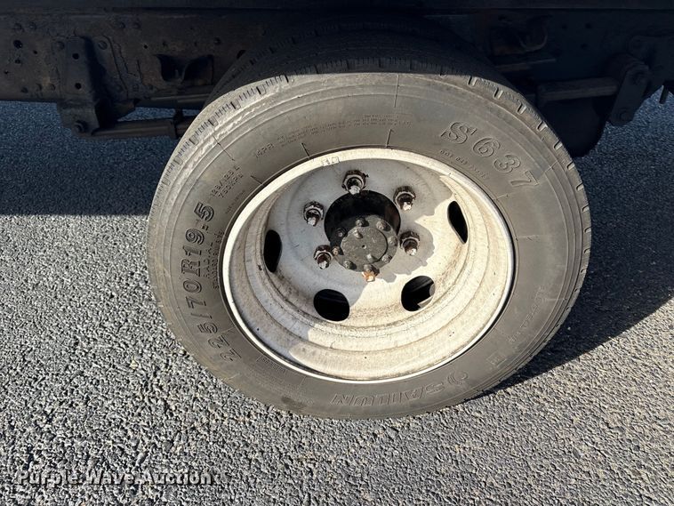 image for item DT2771 2006 Isuzu NQR box truck