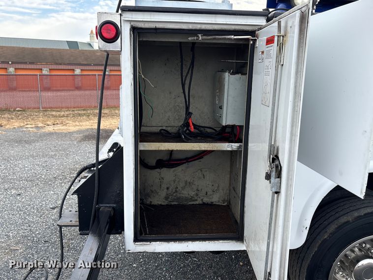 image for item DT2772 2012 Ford F550 utility / service truck