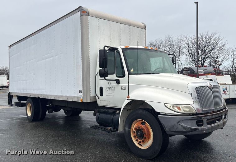 image for item DT2774 2005 International 4300 box truck