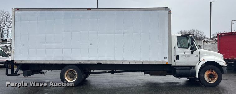 image for item DT2774 2005 International 4300 box truck