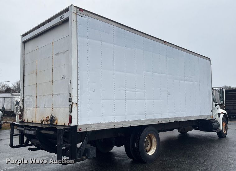 image for item DT2774 2005 International 4300 box truck