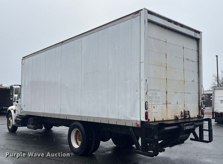 image for item DT2774 2005 International 4300 box truck