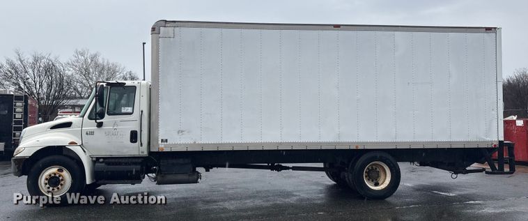 image for item DT2774 2005 International 4300 box truck