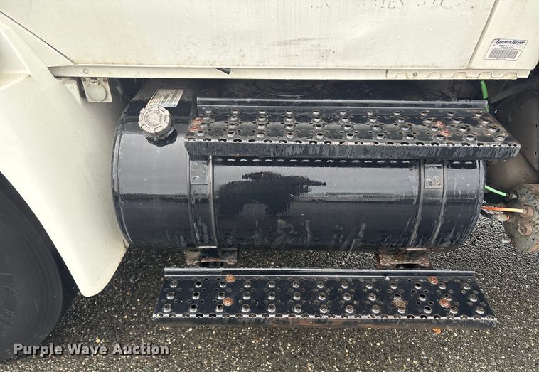 image for item DT2774 2005 International 4300 box truck