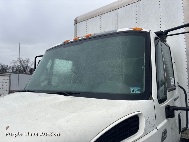 image for item DT2774 2005 International 4300 box truck