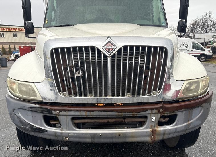 image for item DT2774 2005 International 4300 box truck