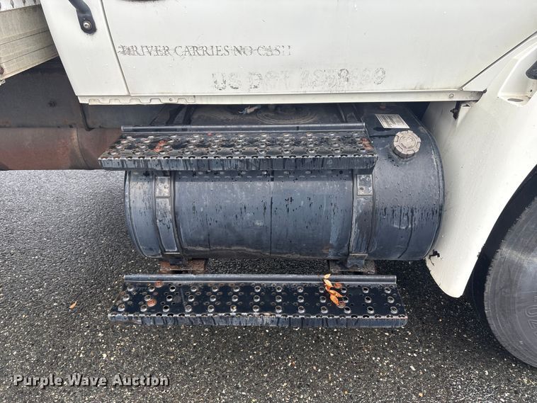 image for item DT2774 2005 International 4300 box truck