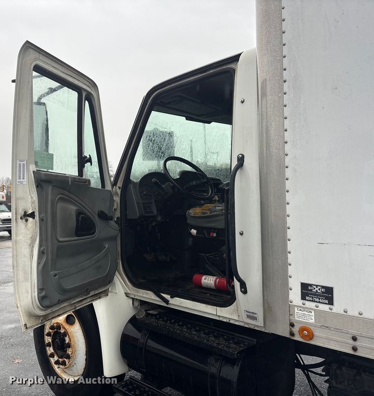 image for item DT2774 2005 International 4300 box truck