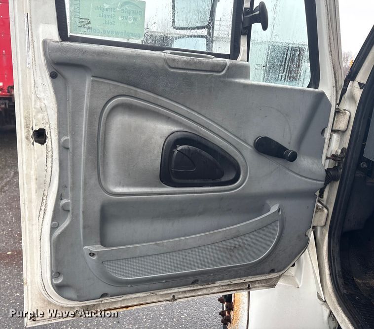 image for item DT2774 2005 International 4300 box truck