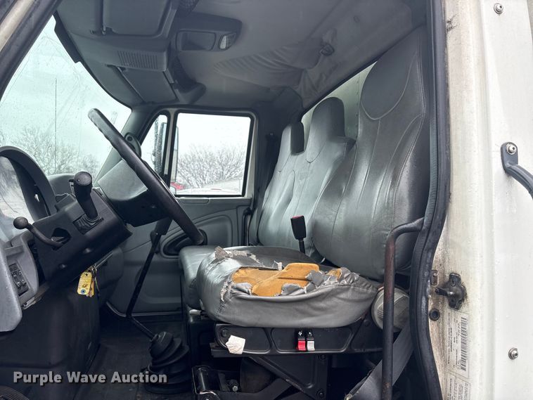 image for item DT2774 2005 International 4300 box truck