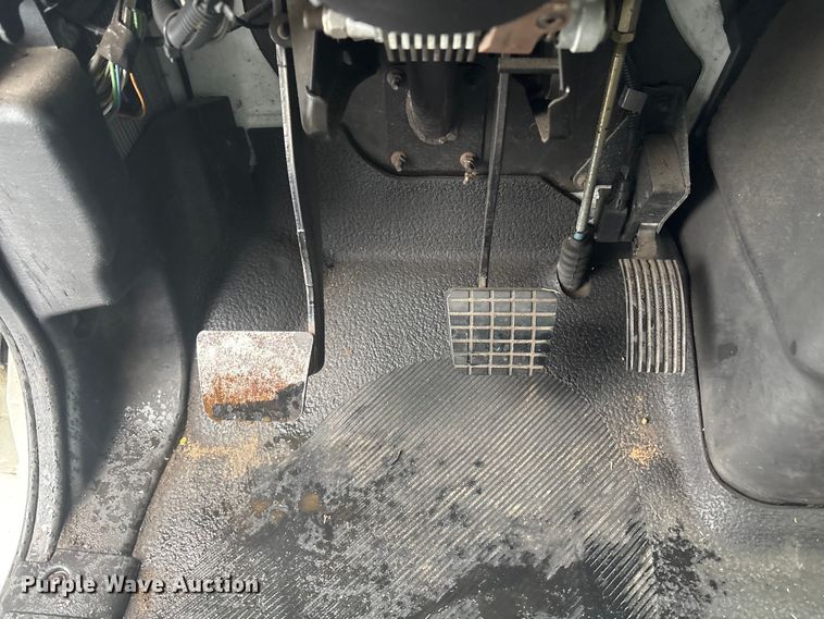 image for item DT2774 2005 International 4300 box truck