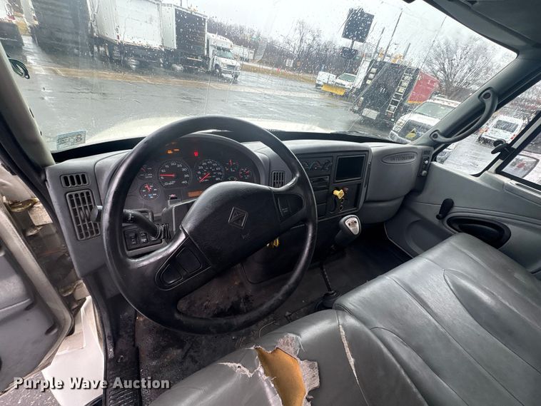 image for item DT2774 2005 International 4300 box truck