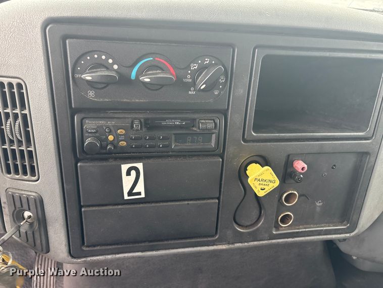 image for item DT2774 2005 International 4300 box truck