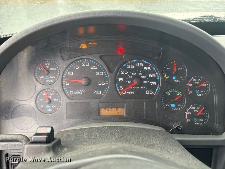 image for item DT2774 2005 International 4300 box truck