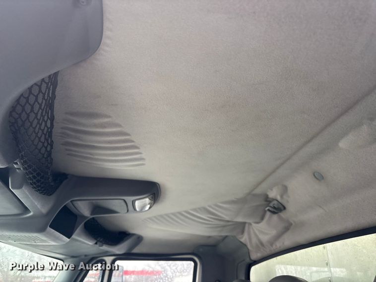 image for item DT2774 2005 International 4300 box truck