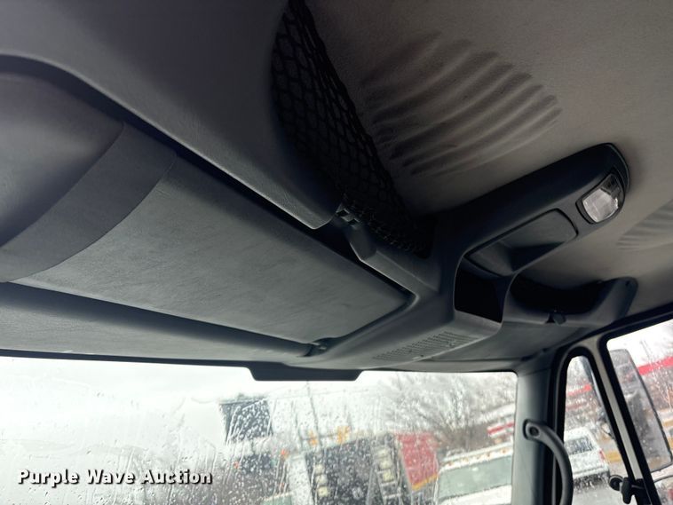 image for item DT2774 2005 International 4300 box truck