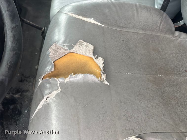 image for item DT2774 2005 International 4300 box truck