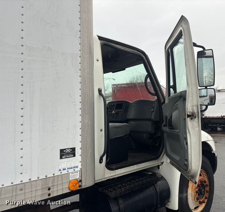 image for item DT2774 2005 International 4300 box truck