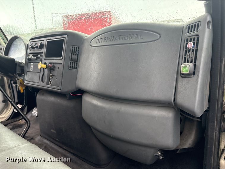 image for item DT2774 2005 International 4300 box truck