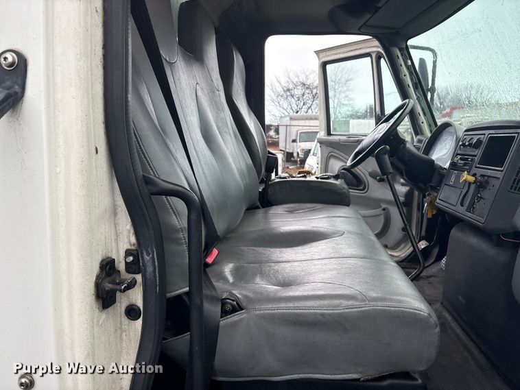 image for item DT2774 2005 International 4300 box truck