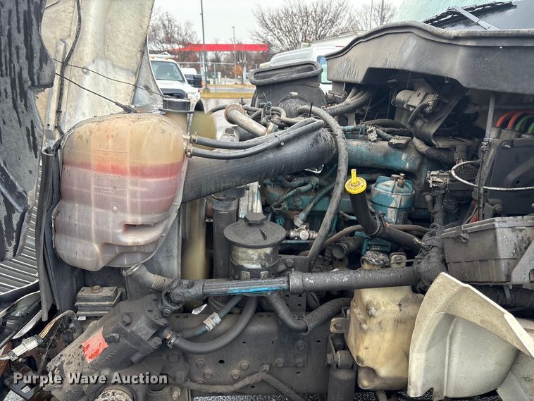 image for item DT2774 2005 International 4300 box truck