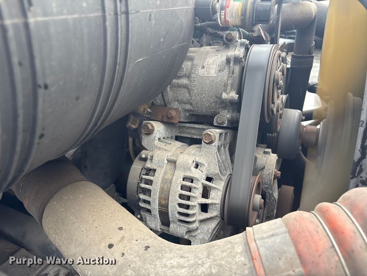 image for item DT2774 2005 International 4300 box truck