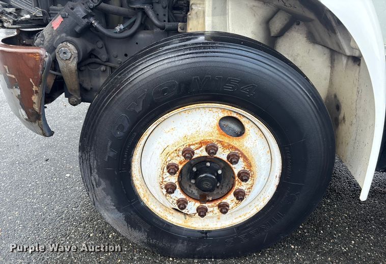 image for item DT2774 2005 International 4300 box truck