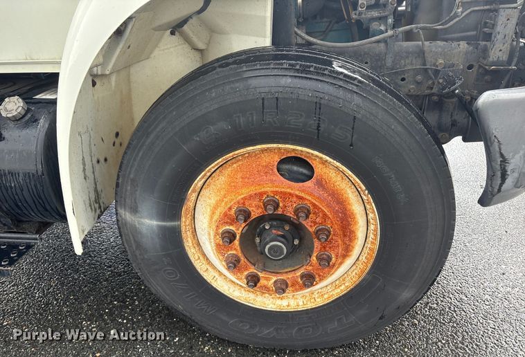 image for item DT2774 2005 International 4300 box truck