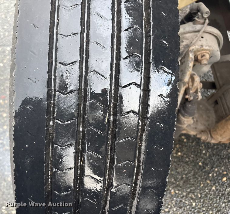 image for item DT2774 2005 International 4300 box truck